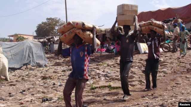 Men carry humanitarian aid in Mopti, Mali, February 4, 2013.