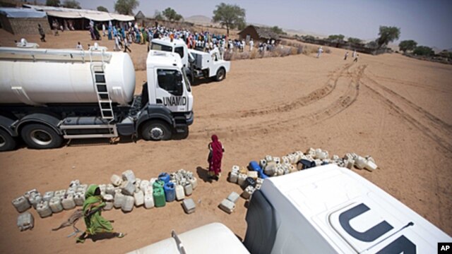 Magari ya UN yakisambaza msaada wa maji huko Darfur