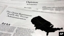 Esta foto muestra una pieza de opinión anónima en The New York Times en Nueva York, 6 de septiembre de 2018.