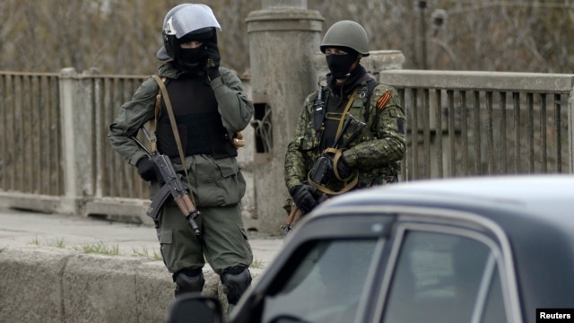 Các tay súng tại một chốt kiểm soát ở Slaviansk, ngày 12/4/2014.
