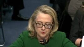 Hoton Sakatariya Hillary Clinton kennan a lokacin da take gaban majalisar dokokin Amurka. 