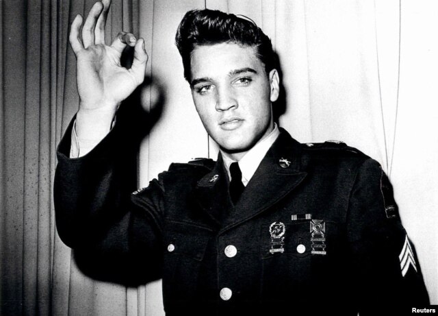 Ca sĩ Elvis Presley chụp hình trong bộ quân phục Hoa Kỳ. Elvis Presley gia nhập quân đội Hòa Kỳ tại Memphis, Tennessee, ngày 24 tháng 3 năm 1958.