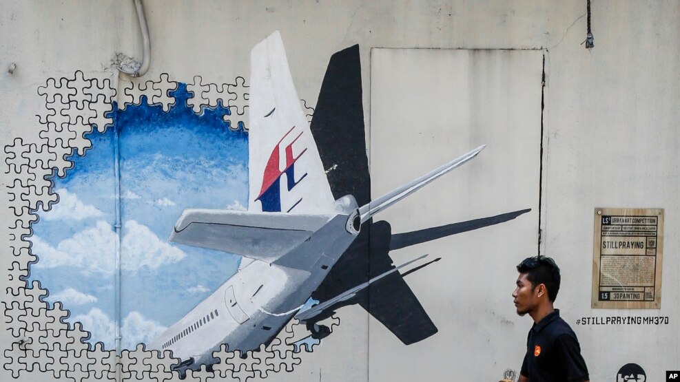 Un mural del vuelo MH370 en Shah Alam, un suburbio de Kuala Lumpur, Malasia, recuerda el trágico vuelo.