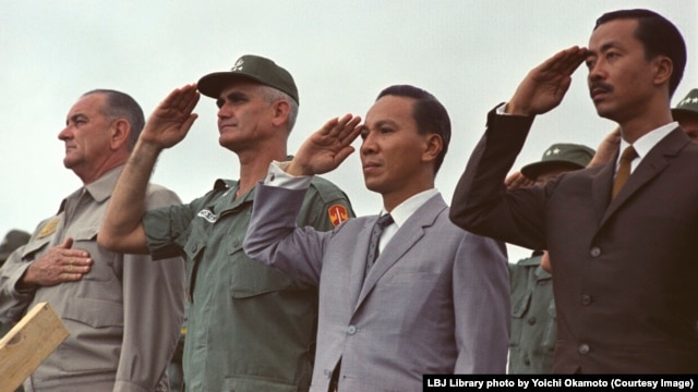 Tổng thống Johnson thăm các binh sĩ Mỹ tại Vịnh Cam Ranh cùng với các quan chức Việt Nam Cộng hòa tháng Mười năm 1966. 