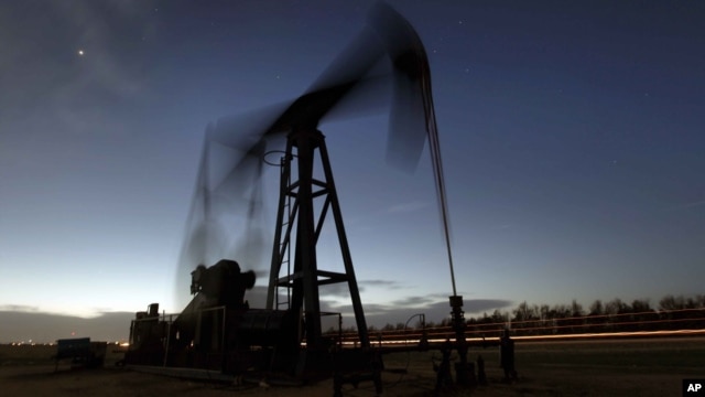 Bức ảnh chụp một đơn vị bơm hút dầu từ mặt đất gần Greensburg, Kansas, Hoa Kỳ.