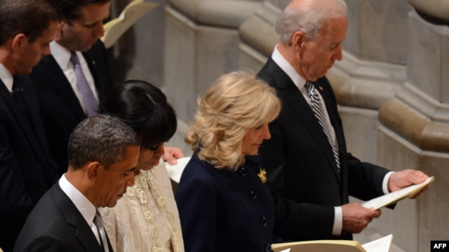 Tổng thống Barrack Obama và nhu nhân Michelle Obama, Phó Tổng thống Joe Biden và phu nhân Jill Biden dự  thánh lễ tại Thánh đường Washington National Cathedral, 22/1/13
