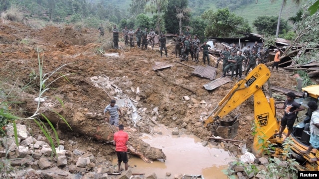 Nhân viên cứu hộ Sri Lanka tại hiện trường vụ đất lở ở Badulla, ngày 29/10/2014.