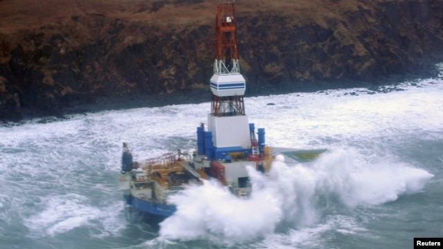 Las olas golpean la plataforma Kulluk frente a las costas de la isla Sitkalidak, en Alaska.