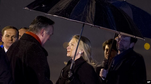 Foreign Minister of Bosnia Herzegovina, Zlatko Lagumdzija  (l) greets US Secretary of State Hillary Clinton upon her arrival at the Sarajevo Airport, Oct. 29, 2012. 