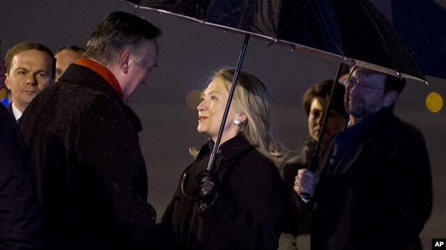 Foreign Minister of Bosnia Herzegovina, Zlatko Lagumdzija  (l) greets US Secretary of State Hillary Clinton upon her arrival at the Sarajevo Airport, Oct. 29, 2012. 
