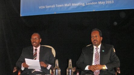 Somali President Hassan Sheikh Mohamud (right) with VOA Somali journalist Harun Maruf.