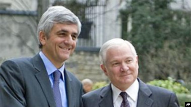 U.S. Secretary of Defense Robert Gates (r) and French Defense Minister Herve Morin (file photo)