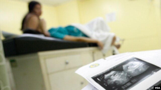 Gambar ultrasound saat pemeriksaan kehamilan di sebuah rumah sakit bersalin (Foto: dok). Angka kematian ibu saat melahirkan masih tinggi di Indonesia.