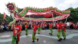 Warga etnis Tionghoa melakukan tarian Naga di Ancol, Jakarta untuk memperingati Tahun Baru Imlek (23/1).