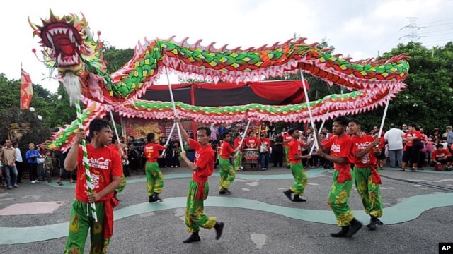 Warga etnis Tionghoa melakukan tarian Naga di Ancol, Jakarta untuk memperingati Tahun Baru Imlek (23/1).
