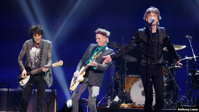 Ronnie Wood (trái), Keith Richard (giữa), và Mick Jagger của ban nhạc Rolling Stones trong một buổi biểu diễn ở Boston năm 2013.