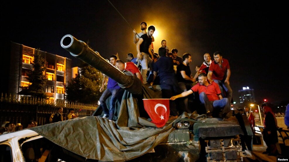 Người dân đứng trên một chiếc xe tăng của quân đội Thổ Nhĩ Kỳ ở Ankara, Thổ Nhĩ Kỳ, ngày 16 tháng 7 năm 2016.