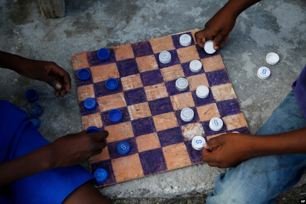 Haiti - Uşaqlar özləri düzəltdiyi domino oynayır 