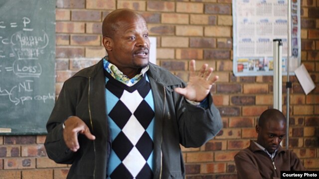 Fusi Mofokeng speaks to students shortly after his release from prison for a crime he says he did not commit. (Wits Justice Project)