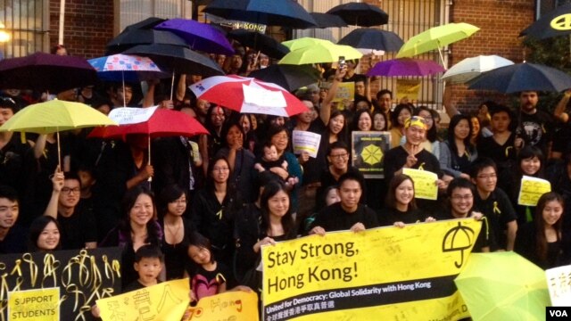 Người ủng hộ các cuộc biểu tình đòi dân chủ ở Hong Kong tập trung bên ngoài Tòa nhà Ngoại giao của Hong Kong ở thủ đô Washington trước khi tuần hành tới Tòa Bạch Ốc, ngày 1/10/2014.