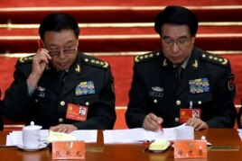 2012年11月8日中共十八大开幕式上徐才厚（右）和即将接替他担任军委副主席的范长龙（左）