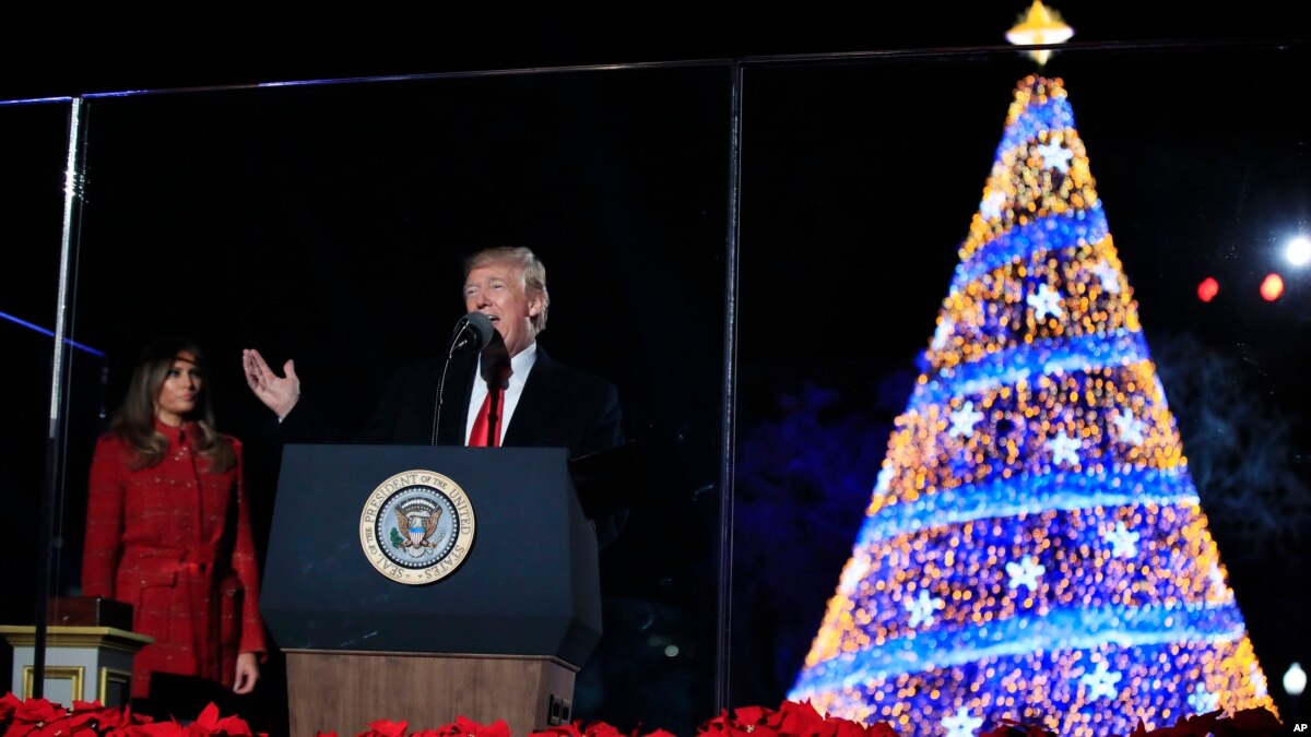 Trump y Primera Dama presiden iluminación del Árbol de Navidad Nacional