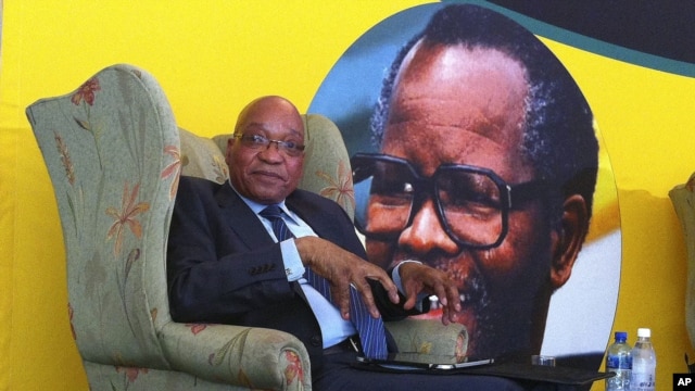 South African president Jacob Zuma, in front of a portrait of former African National Congress president Oliver Tambo, addresses foreign correspondents at a breakfast in Johannesburg, Oct. 29, 2012. 
