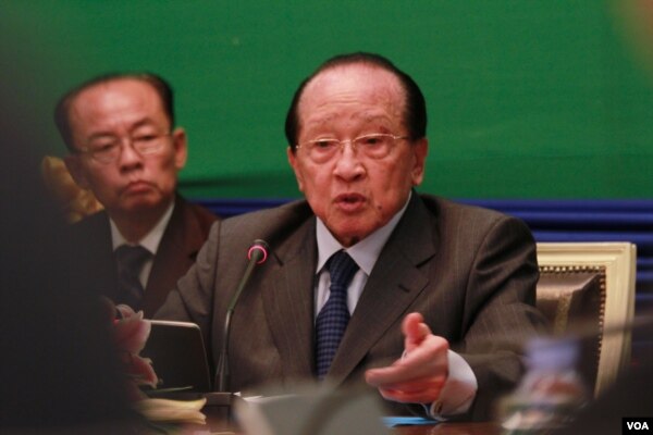 លោក ហោ ណាំហុង រដ្ឋមន្ត្រីក្រសួងការបរទេសនៅក្នុងជំនួបប្រជុំជាមួយក្រុមមន្ត្រីទូតប្រចាំនៅក្នុងប្រទេសកម្ពុជា នៅរាជធានីភ្នំពេញ កាលពីថ្ងៃទី១៩ ខែវិច្ឆិកា ឆ្នាំ២០១៥។ (ហ៊ាន សុជាតា/ VOA)