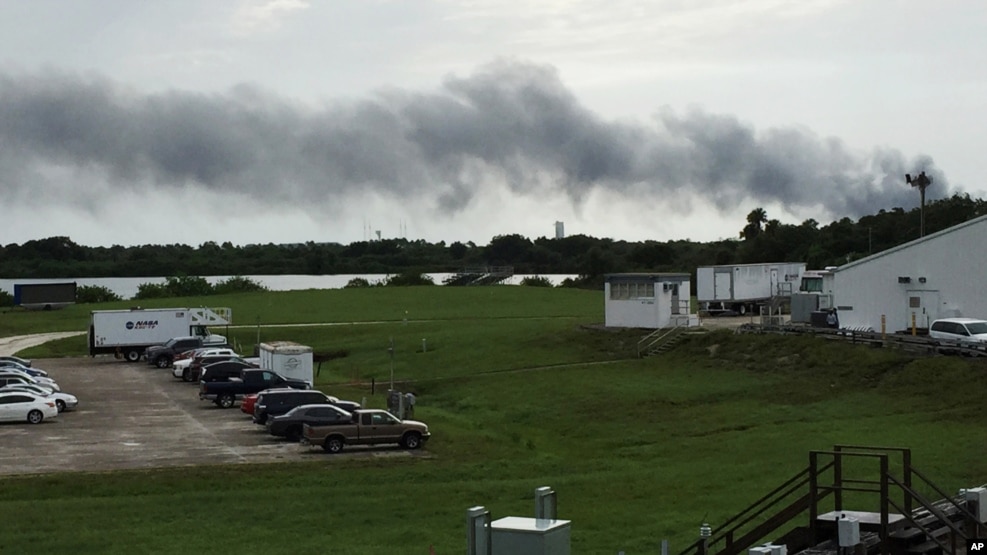 Khói bốc lên từ địa điểm phóng tên lửa của SpaceX ở Cape Canaveral, bang Florida, 1/9/2016.