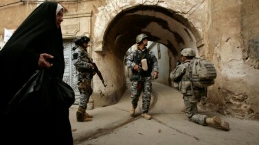 Hình tư liệu - Lính Hoa Kỳ và cảnh sát Iraq đứng bảo vệ bên ngoài khu vực Bab al-Jadeed, Mosul, Iraq.