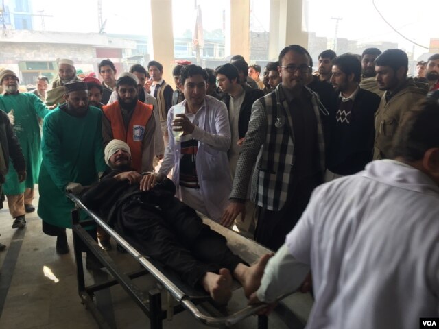 Injured man is transported from Bacha Khan University where an attack by militants took place, in Charsadda, Pakistan, Jan. 20, 2016 (Photo: N. Takar / VOA Deewa)