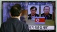 Người Nam Triều Tiên xem tin truyền hình về 2 công dân Nam Triều Tiên Kim Kuk-gi, trái, và Choe Chun-gil bị giam giữ tại Bắc Triều Tiên, ở Seoul, 27/3/2015.