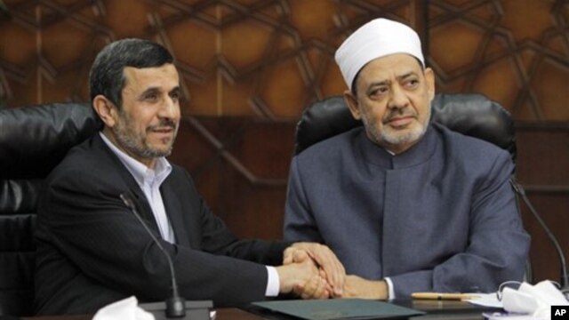 Tổng thống Iran Mahmoud Ahmadinejad bắt tay với đại giáo sĩ Hồi giáo Sunni Sheikh Ahmed al-Tayeb tại Cairo, ngày 5/2/2013. Vị giáo sĩ này đã trấn an ông Ahmadinejad rằng Ai Cập sẽ đứng về phía Iran.