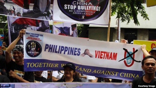 Hàng trăm người Philippines xuống đường phản đối Trung Quốc ở Manila. 