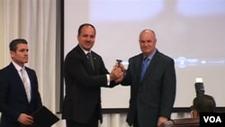 Albanian President Bujar Nishani presents VOA journalist Ilir Ikonomi with Lifetime Achievement Award.