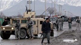 Ảnh tư liệu: binh sĩ Hoa Kỳ và binh sĩ Afghanistan cùng có mặt tại hiện trường một vụ nổ ở Kabul.