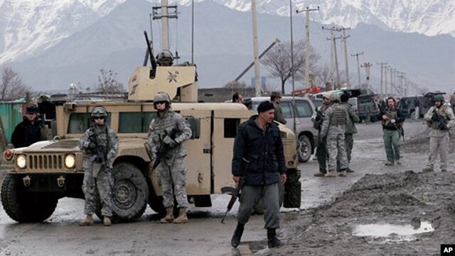 Ảnh tư liệu: binh sĩ Hoa Kỳ và binh sĩ Afghanistan cùng có mặt tại hiện trường một vụ nổ ở Kabul.