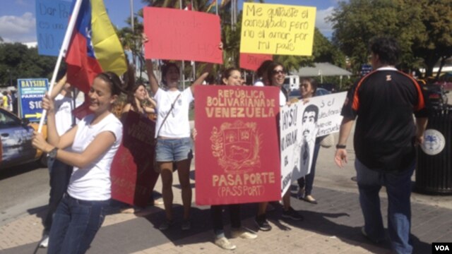 Manifestantes durante una protesta en Miami contra el cierre del consulado venezolano.