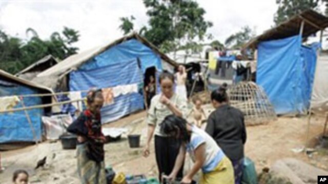 Hmong refugees collect water at Huay Nam Khao village in Thailand's northeastern province of Petchabun (FILE)