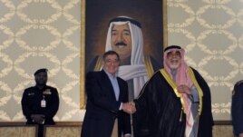 Leon Panetta saluda al ministro de Defensa de Kuwait, Sheik Ahmad Al-Khaled Al Sabah.
