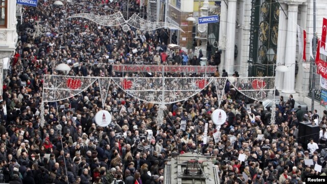 Protesta në Stamboll kundër arrestimit të një gazetari
