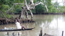 In the fishing villages along the creeks, locals say it can take six hours to paddle to the nearest hospital and that sick children often don't survive the ride. (Heather Murdock for VOA)