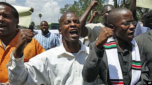 A handful of anti-corruption demonstrators hold a chain during a protest in downtown Nairobi, 17 Feb 2010 (file photo)