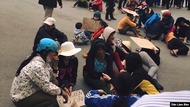 Hàng trăm người dân tập trung trước trụ sở UBND tỉnh Thanh Hóa đòi FLC trả lại bãi biển. 