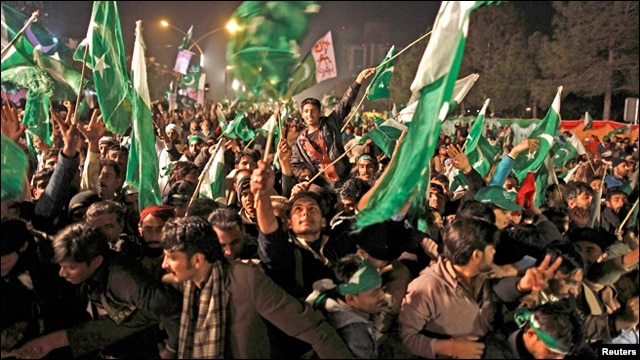 Demonstran melakukan unjuk rasa di Islamabad menuntut reformasi politik di Pakistan (14/1). 