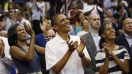 Američki predsednik Barak Obama sa suprugom Mišel i ćerkom Malijom na utakmici SAD - Brazil u Vašingtonu