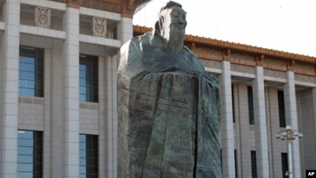 矗立在北京国家博物馆前的孔子雕像