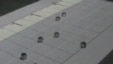 Grupa majušnih robota na univerzitetu Georgia Tech "svira" Betovenovu melodiju "Za Elizu" na slici klavijature projektovanoj na podu