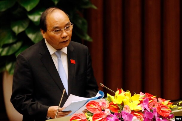 Thủ tướng Việt Nam Nguyễn Xuân Phúc nói phải đóng cửa rừng tự nhiên và các cơ sở chế biến gỗ rừng tự nhiên để ngăn chặn nạn phá rừng, buôn lậu gỗ.