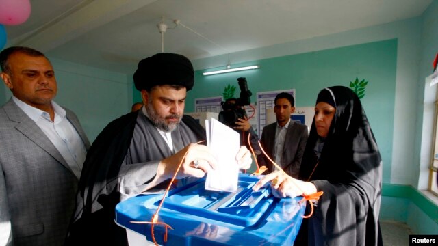 Giáo sĩ Shia Moqtada al-Sadr đi bỏ phiếu tại Najaf, phía nam thủ đô Baghdad.
